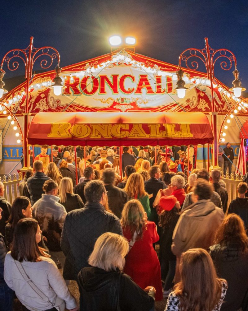 Einlass vor dem Roncalli-Circuszelt und einer großen Menschenmenge